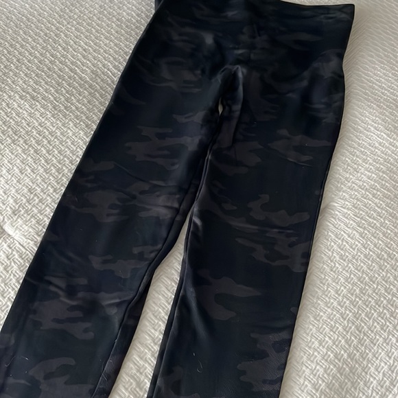 Spanx “look at me now” seamless black camo leggings. M - Picture 4 of 5